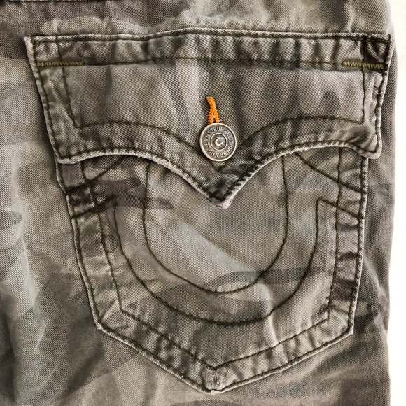 TRUE RELIGION mens RICKY CUTOFF Camo Shorts 30 - Picture 3 of 7